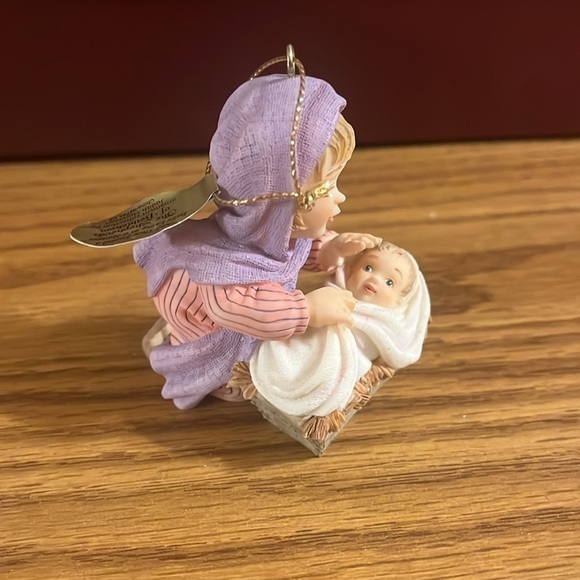 Heirloom ornament - And they found babe laying in a manger - Picture 2 of 5
